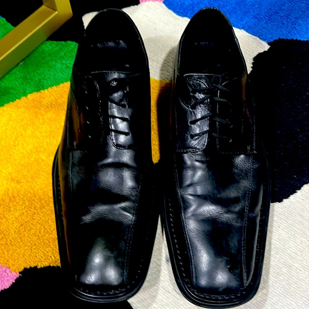Gently used dress shoes for men very well kept and maintained black shiny